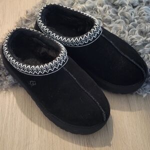 Black Ugg Tasman